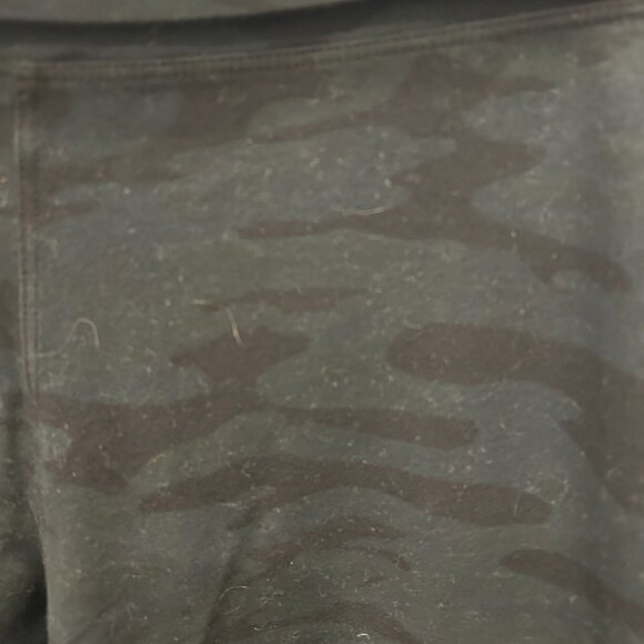 Hard Tail cropped dark camo yoga pants NEW Large - Picture 2 of 6